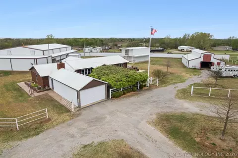 734 E Harrison Rd, Bristow, OK 74010