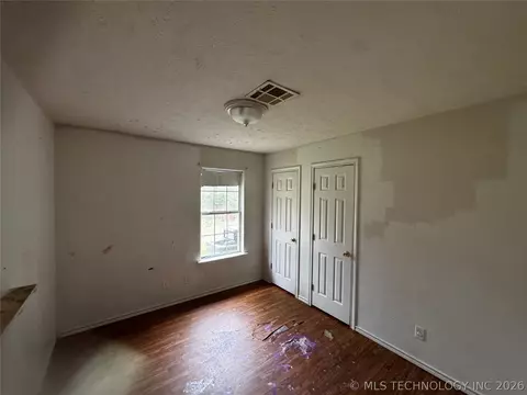 Bedroom - 153 Tigerfish Loop, Broken Bow, OK 74728 photo 4 of 5