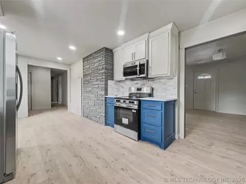 Entry Way - 1421 E 18th, Ada, OK 74820 photo 3 of 5