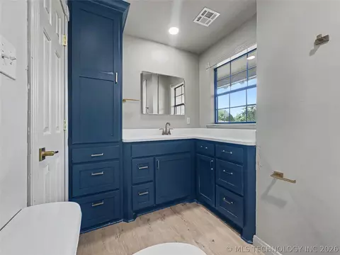Bath - 1421 E 18th, Ada, OK 74820 photo 2 of 3