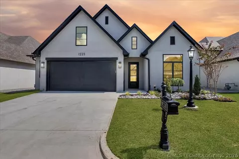 1223 N 71st Pl, Broken Arrow, OK 74014