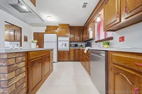 Kitchen - 9027 E 60th St, Tulsa, OK 74145 photo 7 of 7
