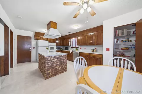 Kitchen - 9027 E 60th St, Tulsa, OK 74145 photo 6 of 7