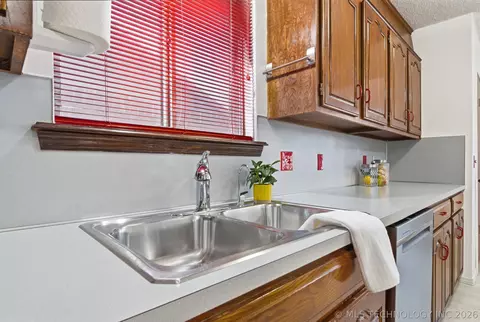 Kitchen - 9027 E 60th St, Tulsa, OK 74145 photo 5 of 7