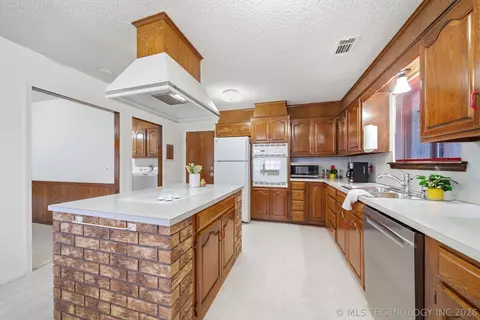 Kitchen - 9027 E 60th St, Tulsa, OK 74145 photo 4 of 7