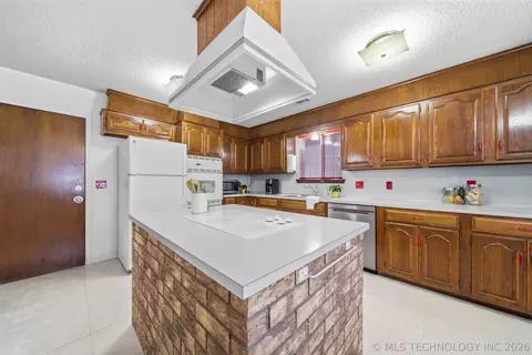Kitchen - 9027 E 60th St, Tulsa, OK 74145 photo 2 of 7