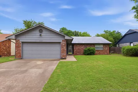 3207 S Skylane Dr, Sand Springs, OK 74063