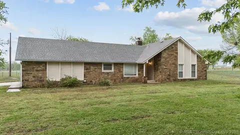 10905 E Canyon Oaks Cir, Claremore, OK 74017