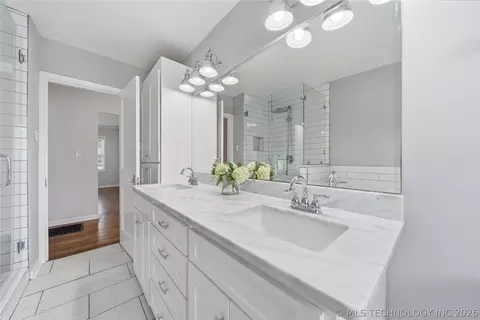 Bath - 3520 E 22nd St, Tulsa, OK 74114 photo 2 of 5