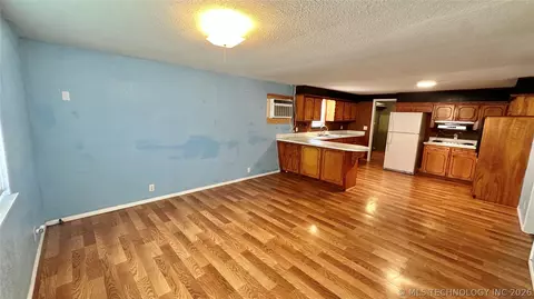 Living - 201 E Chigley, Davis, OK 73030 photo 2 of 2