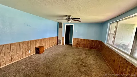 Living - 201 E Chigley, Davis, OK 73030 photo 1 of 2