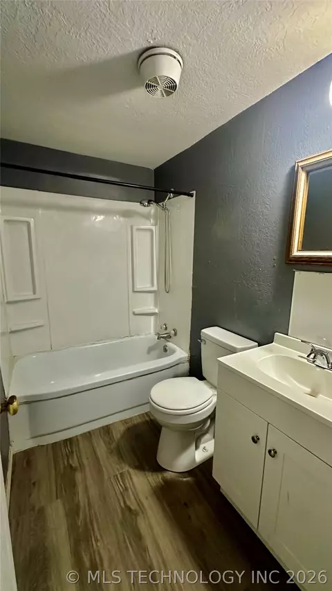 Bath - 201 E Chigley, Davis, OK 73030 photo 1 of 3