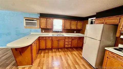 Kitchen - 201 E Chigley, Davis, OK 73030 photo 1 of 3