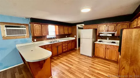 Kitchen - 201 E Chigley, Davis, OK 73030 photo 3 of 3