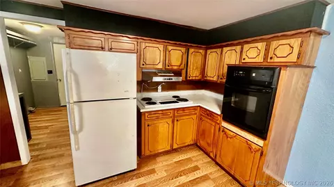 Kitchen - 201 E Chigley, Davis, OK 73030 photo 2 of 3