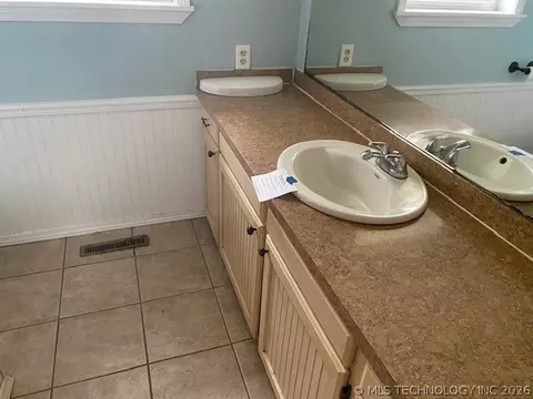 Bath - 722 N Broadway St, Haskell, OK 74436 photo 2 of 4