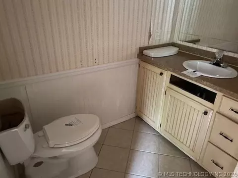 Bath - 722 N Broadway St, Haskell, OK 74436 photo 4 of 4