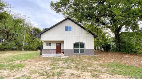 1309 S 3rd St, Stilwell, OK 74960