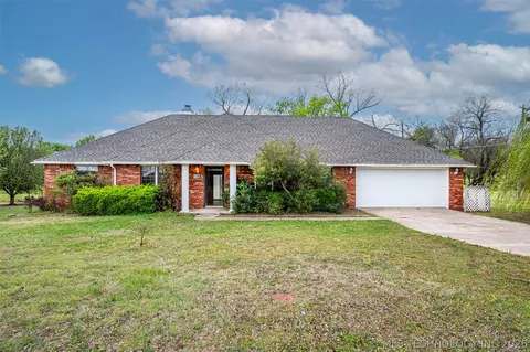 1726 Lakeview Dr, Sulphur, OK 73086