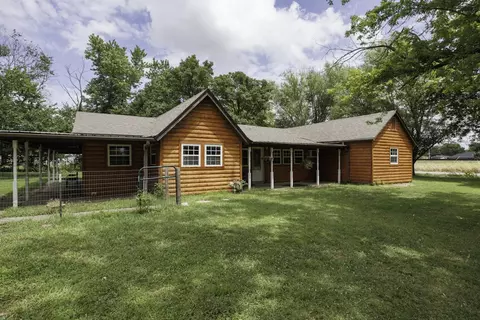 642 Mississippi St, Nowata, OK 74048