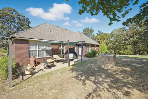 Exterior - 2445 Avalon Dr, Eufaula, OK 74432 photo 4 of 5