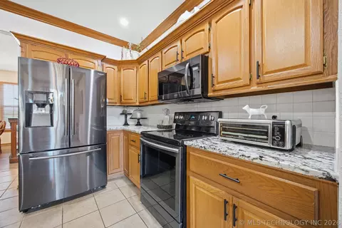 Kitchen - 2445 Avalon Dr, Eufaula, OK 74432 photo 3 of 4
