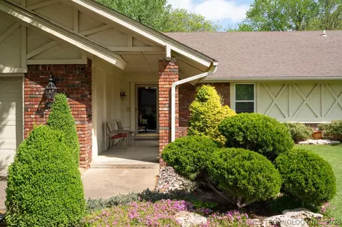 Exterior - 5911 E 100th Pl, Tulsa, OK 74137 photo 3 of 10