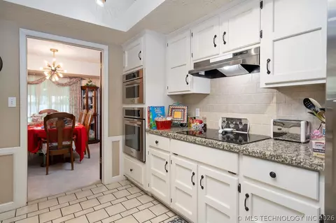 Kitchen - 5911 E 100th Pl, Tulsa, OK 74137 photo 2 of 2