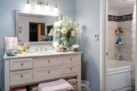Bath - 5911 E 100th Pl, Tulsa, OK 74137 photo 2 of 2