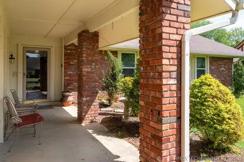 Exterior - 5911 E 100th Pl, Tulsa, OK 74137 photo 4 of 10