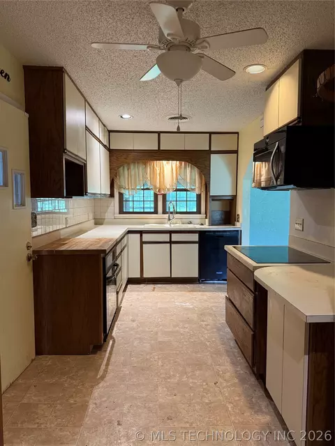 Kitchen - 212 Belt, Eufaula, OK 74432 photo 2 of 3