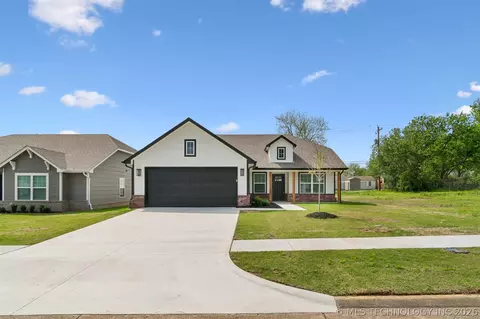 1119 E Cherry St, Cushing, OK 74023