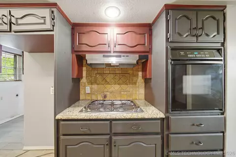 Kitchen - 2905 E 78th St, Tulsa, OK 74136 photo 5 of 6
