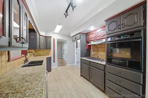 Kitchen - 2905 E 78th St, Tulsa, OK 74136 photo 6 of 6