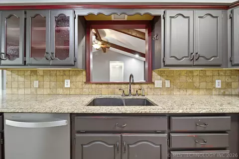 Kitchen - 2905 E 78th St, Tulsa, OK 74136 photo 4 of 6
