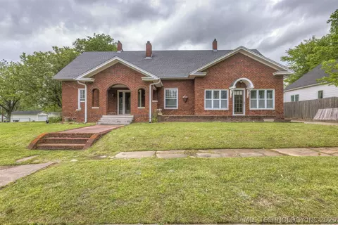 221 W Pecan St, Coweta, OK 74429