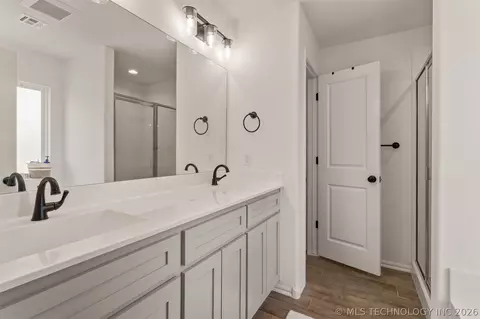 Bath - 31185 E 65th Ct S, Broken Arrow, OK 74014 photo 1 of 3