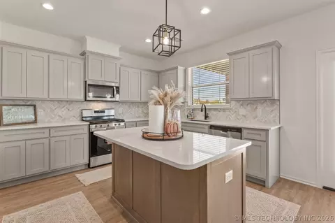 Kitchen - 31185 E 65th Ct S, Broken Arrow, OK 74014 photo 3 of 6