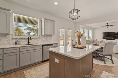 Kitchen - 31185 E 65th Ct S, Broken Arrow, OK 74014 photo 5 of 6