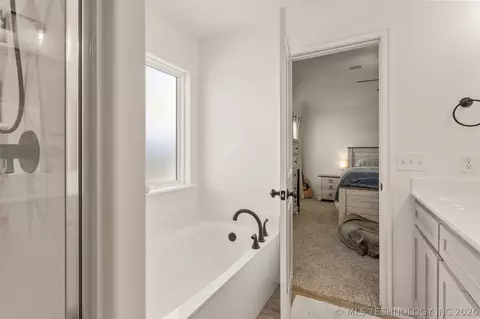 Bath - 31185 E 65th Ct S, Broken Arrow, OK 74014 photo 2 of 3