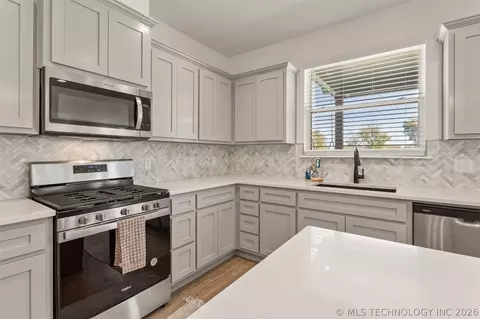 Kitchen - 31185 E 65th Ct S, Broken Arrow, OK 74014 photo 4 of 6