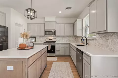 Kitchen - 31185 E 65th Ct S, Broken Arrow, OK 74014 photo 2 of 6