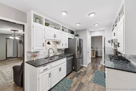 Kitchen - 7317 E 68th Pl, Tulsa, OK 74133 photo 3 of 3