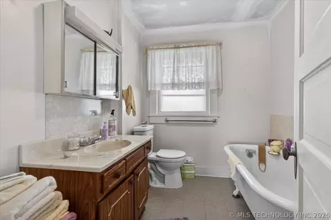 Bath - 906 E 9th St, Pawhuska, OK 74056 photo 1 of 1