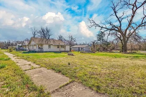 Exterior - 906 E 9th St, Pawhuska, OK 74056 photo 1 of 2