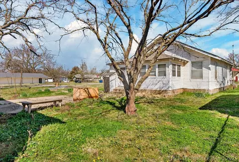 Exterior - 906 E 9th St, Pawhuska, OK 74056 photo 2 of 2