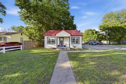 Exterior - 320 E Gentry Ave, Checotah, OK 74426 photo 3 of 9