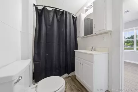 Bath - 320 E Gentry Ave, Checotah, OK 74426 photo 1 of 2
