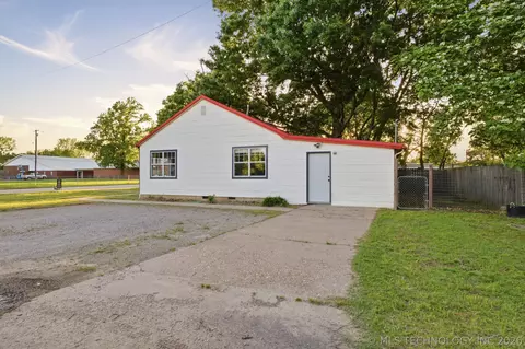 Exterior - 320 E Gentry Ave, Checotah, OK 74426 photo 9 of 9