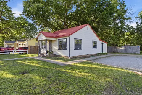 Exterior - 320 E Gentry Ave, Checotah, OK 74426 photo 4 of 9